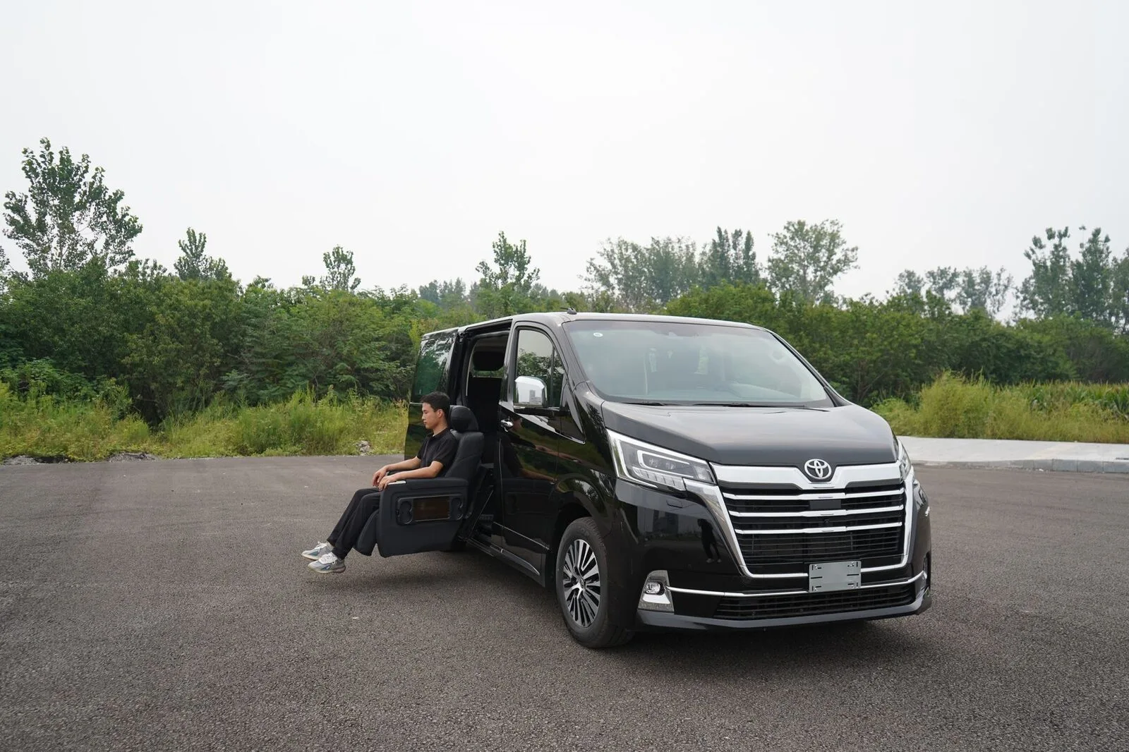 Toyota Alphard — POTUS Rentals & Tours